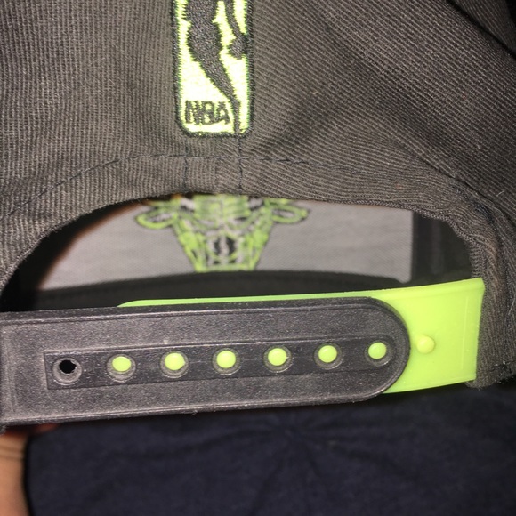 A hat - Picture 2 of 3